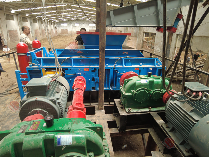 瓜米石對輥制砂機(jī)